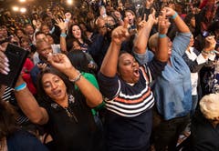 Anhänger der Demokratin Stacey Abrams jubeln über derer Resultat. (Bild: AP/John Amis, Atlanta, 6. November 2018)