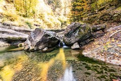 Farbenpracht am Renggbach. (Bild: Hardy Konzelmann (Obernau, 18. Oktober 2018))
