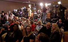 Die US-Amerikanischen Journalisten arbeiten schon seit Stunden auf Hochtouren. (Bild: EPA/John Gurzinski, Las Vegas, 6. November 2018)