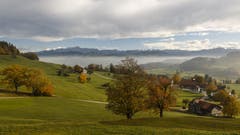 Farben, Sonne, Nebel und Föhn - typisch Herbst! Aufgenommen in Kirchberg.(Bild: Roland Hof)