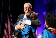 Der Demokrat Steve Sisolak herzt eine Unterstützerin an der Wahlfeier am Mittwoch. (Bild: AP/John Locher, Las Vegas, 7. November 2018)