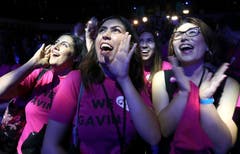 Die Frauen feiern den Sieg des Demokraten Gavin Newsom (Kalifornien) über den Republikaner John Cox. (Bild: AP/Rich Pedroncelli, Los Angeles, 6. November 2018)
