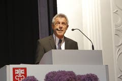 Albert Müller spricht als Präsident der Maturitätskommission an der Maturfeier des Kollegi Stans zu den Absolventen. (Bild: André A. Niederberger, Stans, 21. Juni 2016)