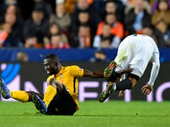 YB's Mittelfeldspieler Sekou Sanogo fliegt nach einem harten Einsteigen in der 77. Minute mit der Roten Karte vom Platz (Bild: KEYSTONE/ANTHONY ANEX)