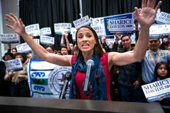 Sharice Davids ist die erste indigene Frau überhaupt, die in den Kongress gewählt wurde. (Bild: EPA/Jim Scalzo, Olathe, 6. November 2018)