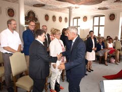 Albert Müller gratuliert im Rahmen einer Vereidigung allen persönlich. (Bild Kurt Liembd, Stans, 17. August 2017)
