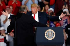 US-Präsident Donald Trump umarmt den konservativen Radiomoderator Rush Limbaugh während einer Wahlkampfveranstaltung am Montag. (Bild: AP/Jeff Rberson, Cape Girardeau, 5. November 2018)