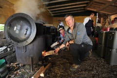 Ohne sie gibt es kein warmes Essen: Oliver Iseli (vorne) und Bruno Tschumi heizen beim Rütlischiessen mächtig ein. Sie sind für das Einheitsmenü, das ‹Ordinäri›, zuständig... (Bild: Urs Hanhart, 7. November 2018)