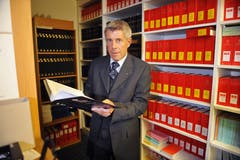 Albert Müller in der Bibliothek des Obergerichts. (Bild: Corinne Glanzmann, Stans, 15. Dezember 2010)