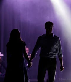 Der Demokrat Beto O'Rourke betritt mit seiner Frau Amy Sanders die Wahlveranstaltung in Texas. (Bild: AP/Eric Gay, El Paso, 6. November 2018)