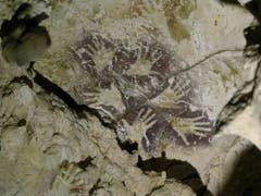 Die dunkleren, mit Maulbeerfarbe angebrachten Handumrisse sind rund 20'000 Jahre alt, die ockerfarbenen Umrisse noch einmal mindestens 20'000 Jahre älter. (Bild: Kinez Riza)