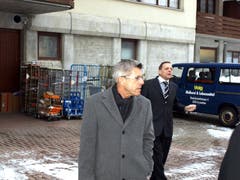 Wegen einer Lärmklage gegen den Volg-Laden nimmt Obergerichtspräsident Albert Müller zusammen mit Rechtsanwälten einen Augenschein vor Ort. (Bild: Kurt Liembd, Emmetten, 29. Januar 2009)