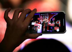 Der Republikaner Jim Newberger spricht in der Wahlnacht zu Gästen einer «Election Night Party». (Bild: AP/Andy Clayton-King, Bloomington, 6. November 2018)