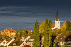 Der Wittenbacher Dorfhügel erstrahlt im Morgenlicht. (Bild: Stefan Truffer)