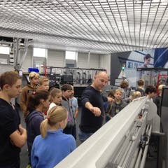 40 Schülerinnen und Schüler besuchten Komax in Dierikon und erfuhren mehr über die automatisierte Kabelverarbeitung. (Bild: Roger Müller (Dierikon, 8. November 2018))