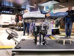 Skeletonfahrer und dreifacher Weltmeister Gregor Stähli testet den Skeleton-Simulator an der Eröffnung der Bob-Tage im Verkehrshaus in Luzern. (Bild: Alexandra Wey / Keystone (Luzern, 8. November 2018))