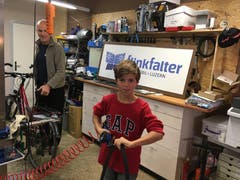 Elia Burkart beim Veloschlauchwechsel am Zukunftstag bei FlinkFalter, Velo & Werkstatt in der Neustadt. (Bild: Eugen Hausheer (Luzern, 8. November 2018))