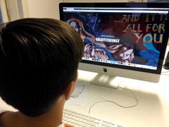 Auch Linus war bei Content Star in Luzern zu Besuch. Er durfte heute drei Berufe kennenlernen: Graphicdesigner/in, Texter-in, Webentwickler/in. Mit drei Fachleuten kreierte er ein Logo, machte sich über ein selbstgewähltes Thema Gedanken, schrieb Texte und programmierte heute seine erste Website. (Bild: Rahel Zeier)