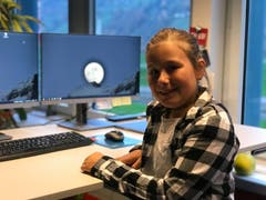 Zoe Weibel in der Marketing- und Verkaufsabteilung der BWB-Holding AG in Stans-Oberdorf. (Bild: Philipp Weibel (Stans, 8. November 2018))