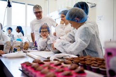 Leonie, Delia, Samuel und Simon, zusammen mit Urs Peter am Zukunftstag bei der Firma Hug. (Bild: Corinne Glanzmann (Malters, 8. November 2018))