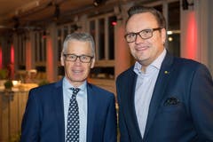 Urs P. Gauch, Leiter Departement Firmenkunden Raiffeisen Schweiz, mit Urner Landammann Roger Nager.