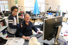 Ein Schüler auf der Redaktion der Urner Zeitung. (Bild: Urner Zeitung)