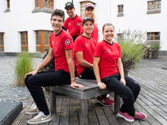 Alexandre Balmer, Filippo Colombo und Sina Frei (vorne von links) sowie Nino Schurter und Jolanda Neff sind das Schweizer Radsportteam des Jahres 2018 - dank dem WM-Gold in der Mixed-Staffel in Lenzerheide (Bild: KEYSTONE/GIAN EHRENZELLER)