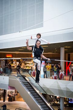 Freddy Nock (53) zusammen mit seinem Sohn Leo (7) auf dem Hochseil in der Mall of Switzerland. (Ebikon, 8 November 2018)