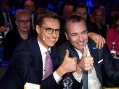 Die beiden Kandidaten der EVP am Donnerstag vor der Wahl des Spitzenkandidaten: Alexander Stubb (links) und Manfred Weber. (Bild: KEYSTONE/AP Lehtikuva/MARKKU ULANDER)