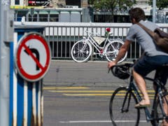Bei den Radfahrern ist die Zahl der Unfälle mit Schwerverletzten im Gegensatz zu den Autoinsassen nicht zurückgegangen. (Bild: KEYSTONE/ENNIO LEANZA)