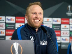 Gewohnt locker stand der FCZ-Trainer Ludovic Magnin den Medien an der Pressekonferenz in Leverkusen Red und Antwort (Bild: KEYSTONE/MELANIE DUCHENE)