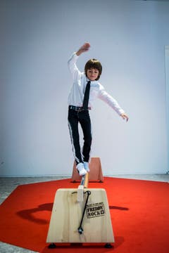 Leo Nock (7) beim «Aufwärmen» in der Mall of Switzerland. (Ebikon, 8 November 2018)