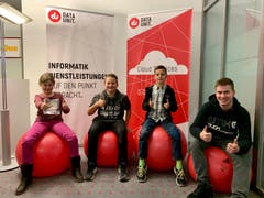 Sarah, Timo, Marc und Betreuer Max Pfäffli bei der Data Unit AG in Sursee. (Bild: pd)