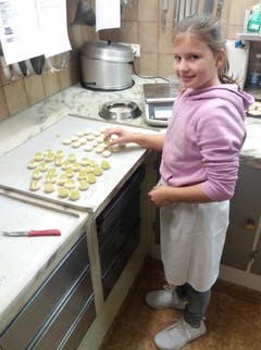 Annik beim Belegen der Mini Patisserie bei der Bäckerei Moos. (Bild: Marco Mezzadri (Luzern, 8. November 2018))