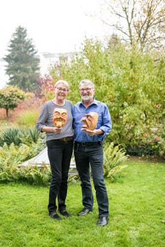 Im Bild ist der neue Gallivater 2019 René Flad mit seiner Frau Irène Flad-Amstutz in ihrem Garten mit 2 Krienser Mask