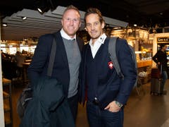 Mit dem FC Zürich im gleichen Flug nach Düsseldorf war am Mittwoch auch die Schweizer Nationalmannschaft, welche an den kommenden Tagen am Deutschland Cup teilnimmt. Hier im Bild FCZ-Coach Ludovic Magnin (links) und Eishockey-Nationaltrainer Patrick Fischer (Bild: KEYSTONE/MELANIE DUCHENE)