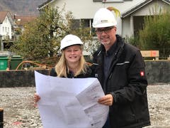 Lorena Odermatt mit Armin Odermatt unterwegs auf der Baustelle. (Bild: Fabio Schuler, 8. November 2018)