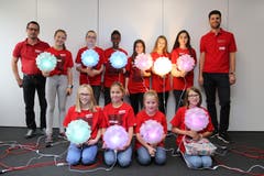 Das Elektrizitätswerk Schwyz AG (EWS) hat neun Mädchen die Welt der Elektrizität näher gebracht. (Bild: PD)