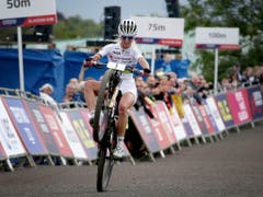 Jolanda Neff überquerte die Ziellinie an der Mountainbike-EM auf einem Rad und vor allem als Siegerin. Dies trug ihr den Award als Schweizer Radsportlerin des Jahres 2018 ein (Bild: KEYSTONE/AP PA/JANE BARLOW)