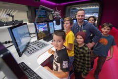 Eine Gruppe Kinder besucht Maik Wisler im Studio. (Bild: Boris Bürgisser (Luzern, 8. November 2018))