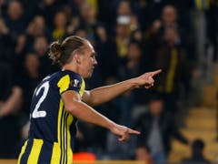 Michael Frey jubelt nach seinem Treffer zum 2:0 für Fenerbahce (Bild: KEYSTONE/AP/LEFTERIS PITARAKIS)