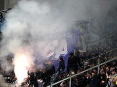Die FCZ-Fans fühlen sich fast wie zuhause im Letzigrund und feuern in Leverkusen Pyros ab (Bild: KEYSTONE/EPA/FRIEDEMANN VOGEL)