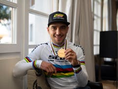 Für seine siebte Goldmedaille erhielt Mountainbiker Nino Schurter zum fünften Mal die Auszeichnung als Schweizer Radsportler des Jahres überreicht (Bild: KEYSTONE/GIAN EHRENZELLER)