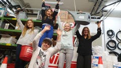 Adriana, Sonja, Quentin, Rocio, Janina und Fabio bei der Avia. (Bild: Tanja Hammerman (8. November 2018))