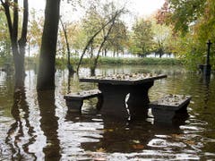 Land unter auf einem Picknickplatz am Ufer des Lago Maggiore. (Bild: KEYSTONE/TI-PRESS/ALESSANDRO CRINARI)