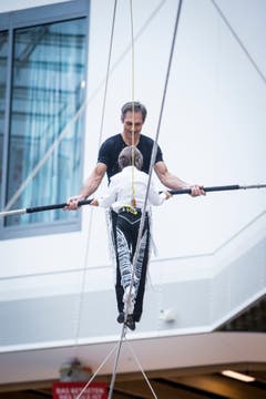 Freddy Nock zusammen mit seinem Sohn Leo (7) auf dem Hochseil in der Mall of Switzerland. (Ebikon, 8 November 2018)