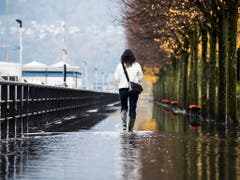 In nur elf Tagen ist der Seespiegel des Lago Maggiore um drei Meter gestiegen. Am Donnerstag schwappte er an einigen Stellen über die Ufer, vor allem in Locarno. (Bild: KEYSTONE/TI-PRESS/ALESSANDRO CRINARI)