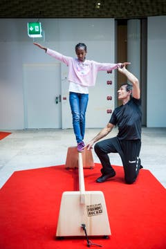 Freddy Nock gibt einen Balance-Workshop in der Mall of Switzerland. (Ebikon, 8 November 2018)