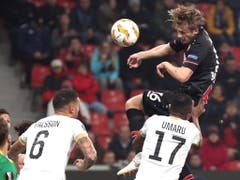 Leverkusens Verteidiger Tin Jedvaj köpfelt zum 1:0 ein (Bild: KEYSTONE/EPA/FRIEDEMANN VOGEL)