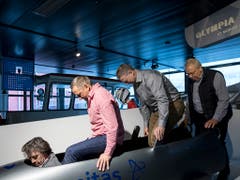 Die ehemaligen Bobfahrer Marcel Rohner, Reto Götschi, Ivo Rüegg und Hans Hiltebrand eröffnen die neue Ausstellung im Verkehrshaus. (Bild: Alexandra Wey / Keystone (Luzern, 8. November 2018))